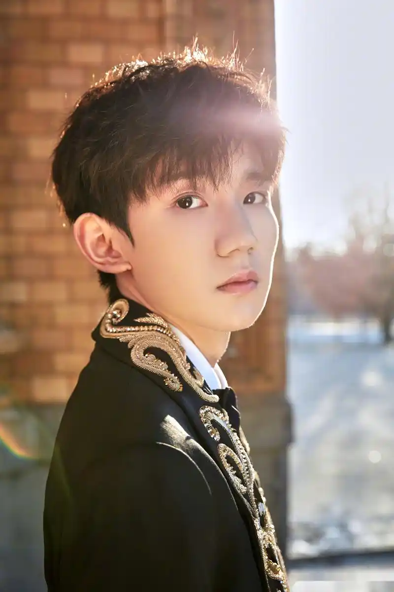 王源亮相主竞赛影片《地久天长》首映红毯,黑色巴洛克风格金属刺绣