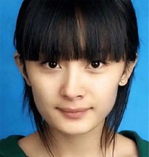 刘亦菲从小就自带仙气,即使素颜也依旧很美,虽然旧证件照多了些婴儿肥
