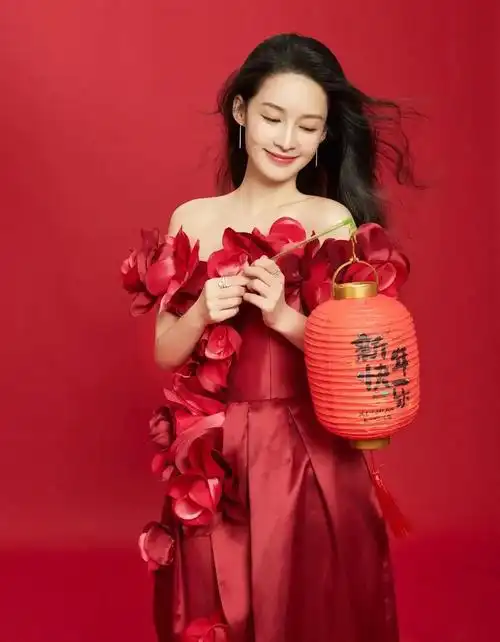 甜美可爱的李沁,娇俏可人,文雅秀丽的写真照!__财经头条