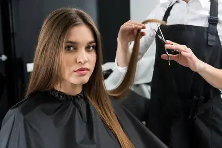 发型师剪头发的女人照片