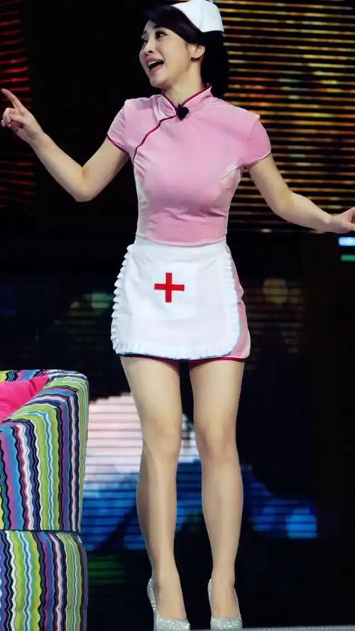 柳岩地方春晚名场面网友惊呼这旗袍开叉都要到肚脐眼了