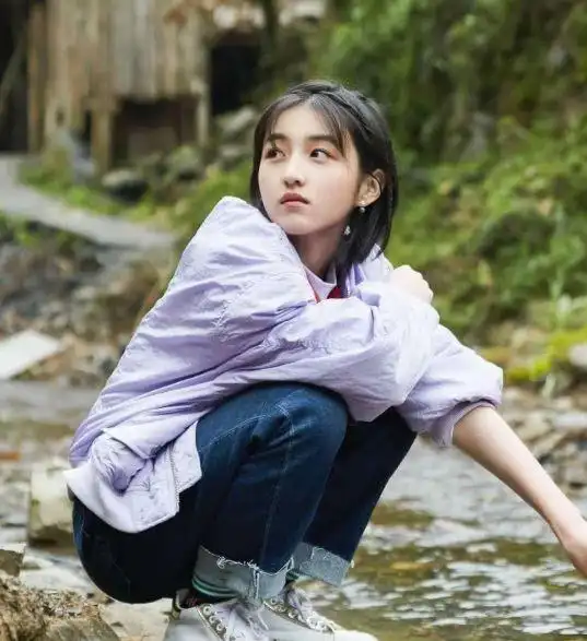 哪有男演员配得上现在张子枫已经18岁了,她也有了很多的优秀作品,比如