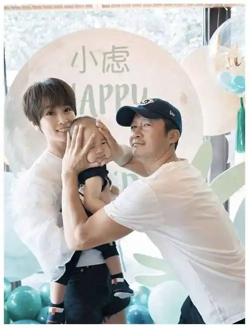 吴京和谢楠的婚姻生活幸福美满,他们育有两个孩子,经常在社交媒体上