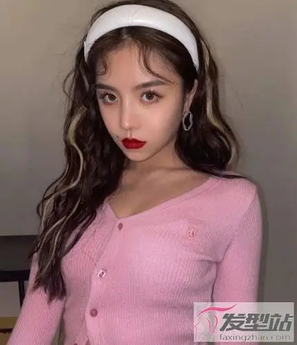 中长发挑染颜色搭配示范 这么染出门赚足回头率_发型站_最新流行发型