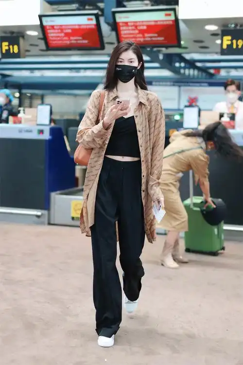 超模何穗北京机场街拍大片