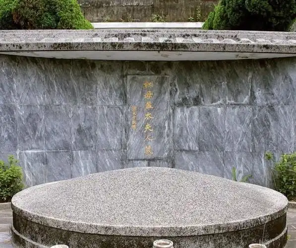 孟小冬墓孟小冬离开梅兰芳后,断断续续有一些舞台生活.