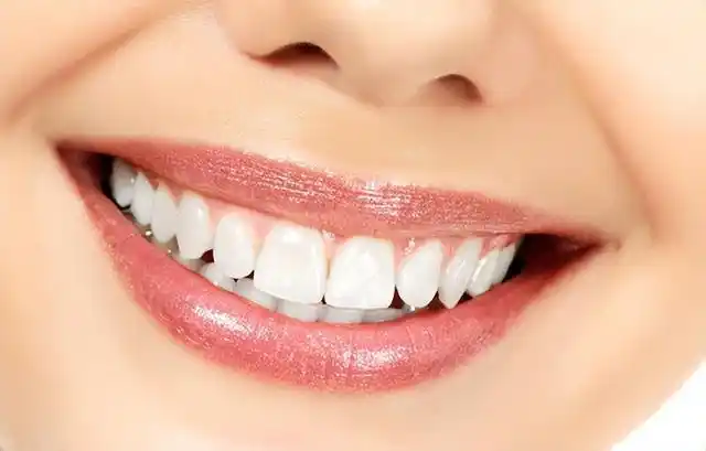 导语:众所周知,大多数人的牙齿都是浅黄的,并且牙齿最外层的一层牙