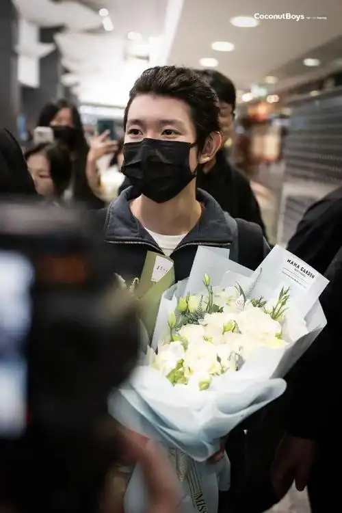 王源大背头小揪揪##王源米兰时装周到达路透