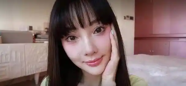 李小璐自信秀素颜,黑眼圈眼纹明显,欧式双眼皮被嘲拉低颜值_化妆_娱乐
