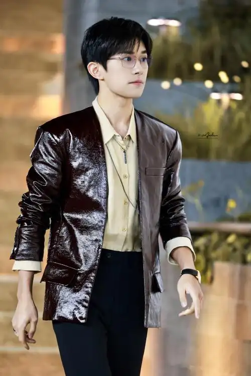 迪丽热巴倪妮李宇春易烊千玺同框##易烊千玺复古红皮衣##易烊千玺抖