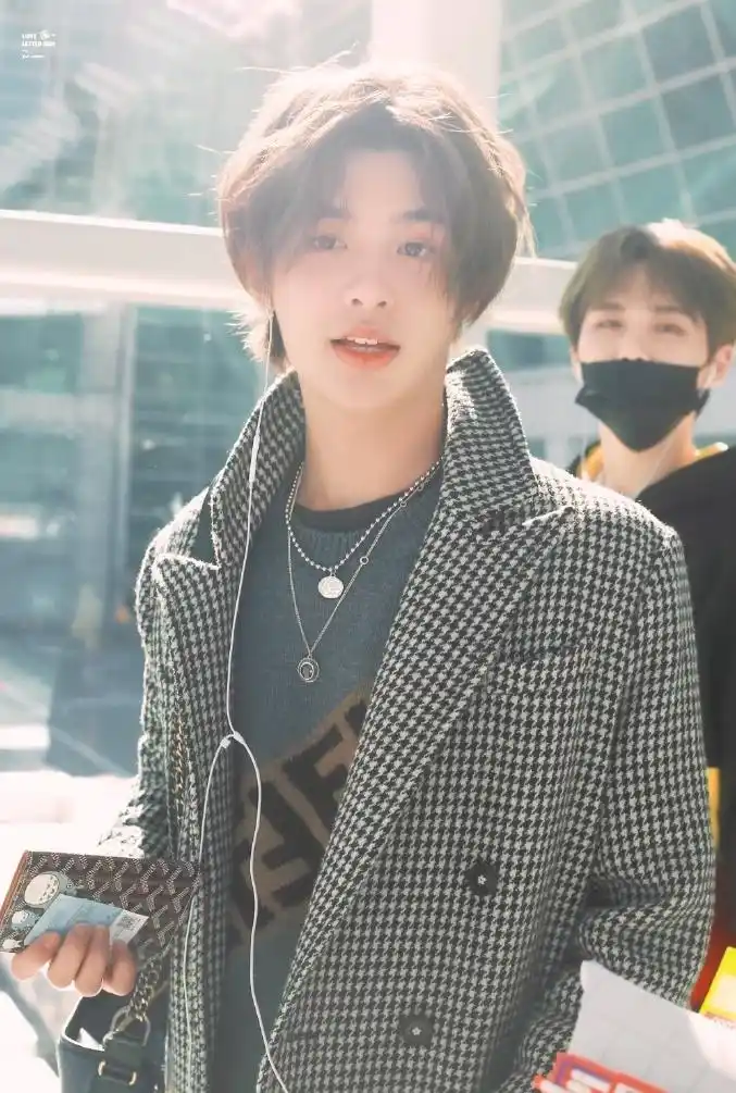 黄明昊从韩国飞回杭州,穿着"男友风"格纹大衣,栗色发型超帅