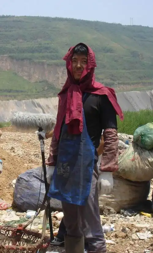 型男海一天为《高兴》牺牲形象 酷男变破烂王