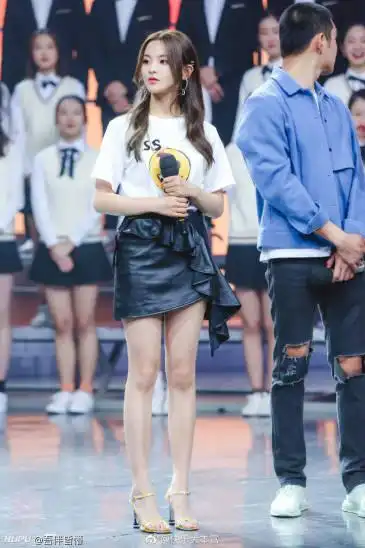 怎么看待杨超越伸脚王源?