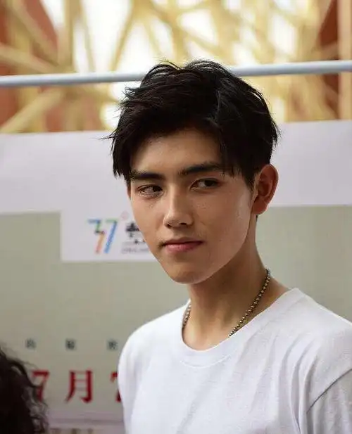 蔡徐坤邓伦发际线太低有点显个矮而奚梦瑶的发际线竟然是个心形