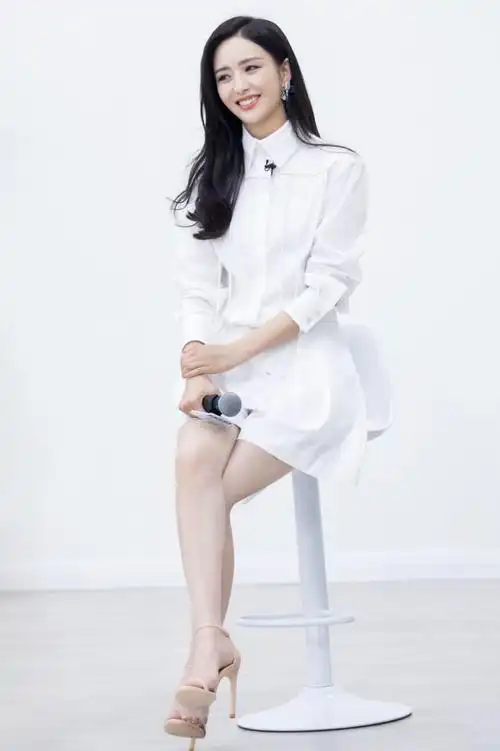 佟丽娅美腿大赏,第一次见这么白的腿