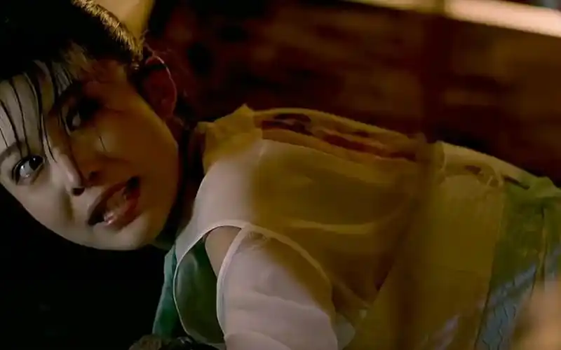 美女死得太恐怖太惨了硬生生被塞进棺材里