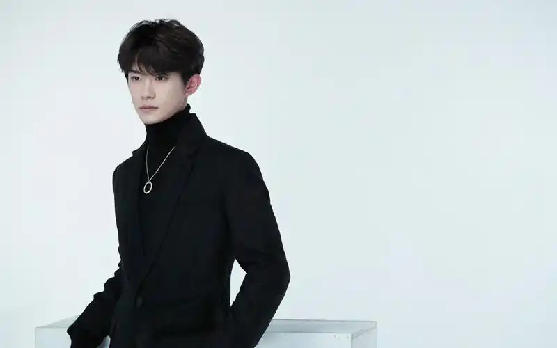 易烊千玺精致帅气写真桌面壁纸