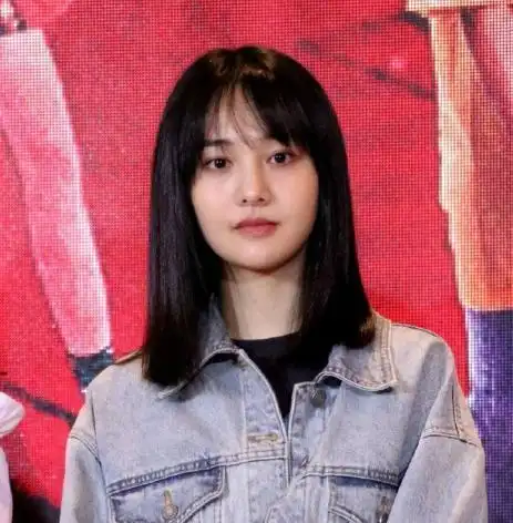 郑爽素颜现身发布会打扮朴素,一双筷子腿非常抢眼