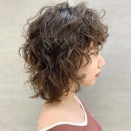 短发烫了也时尚,小卷更是很百搭,减龄不老气