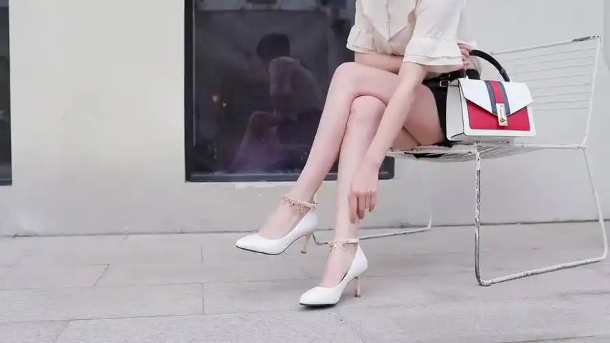 美女脚模的日常四季百搭的网红高跟鞋轻松穿出女神范