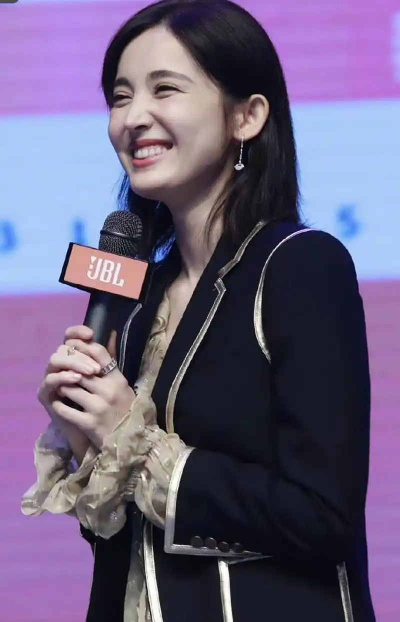 古力娜扎笑的真甜呐!