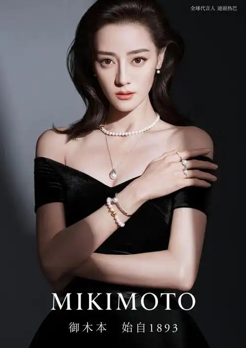 迪丽热巴,游走在优雅和性感的交界地带,露出的优美肩颈为登场的项链