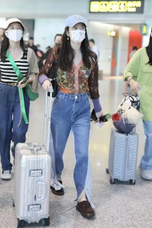 张雪迎现身北京机场,穿着印花针织衣引发热议