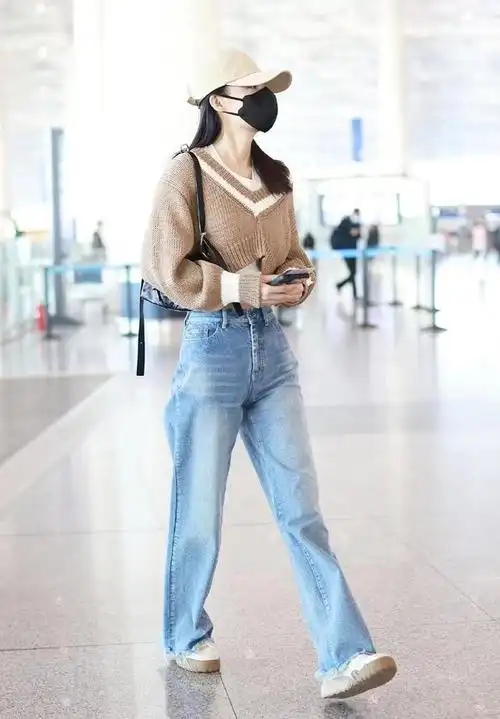 李沁现身机场,露脐针织衫搭牛仔直筒裤,显瘦显高又时髦!