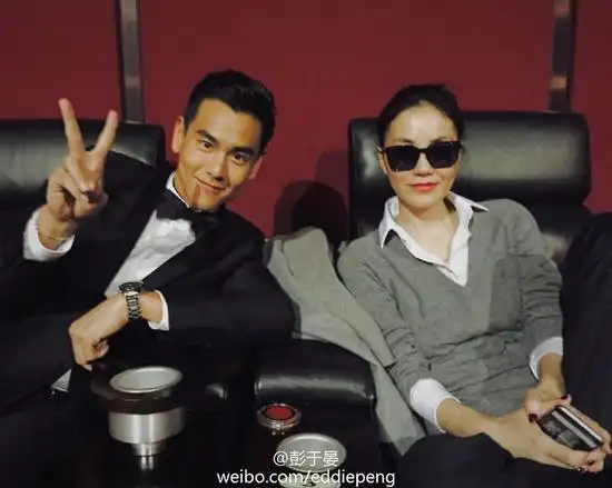 彭于晏合影王菲开心比耶天后坐姿霸气