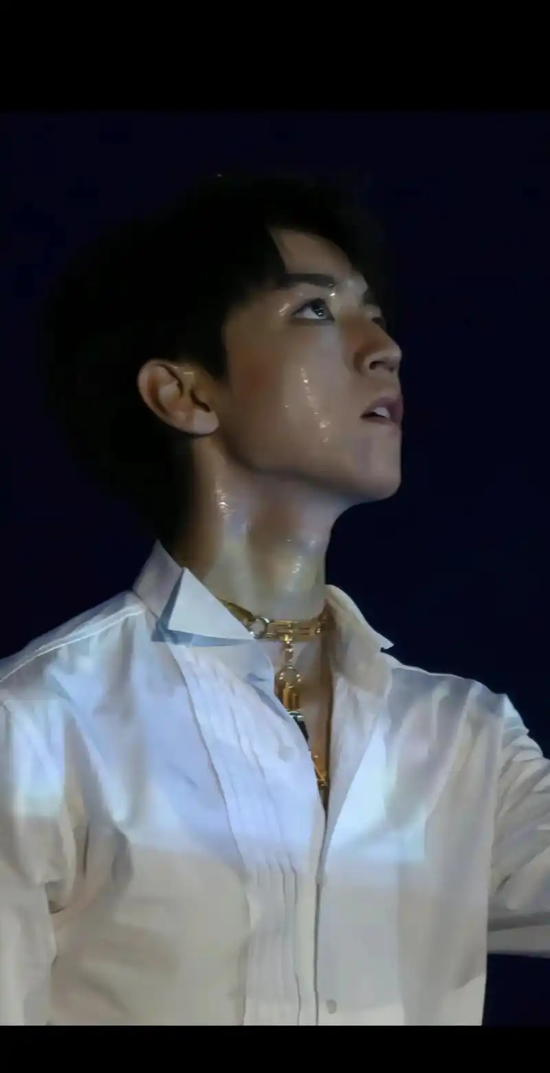 我先来蟹蟹们#王俊凯 #腹肌 #小螃蟹王俊凯 - 抖音