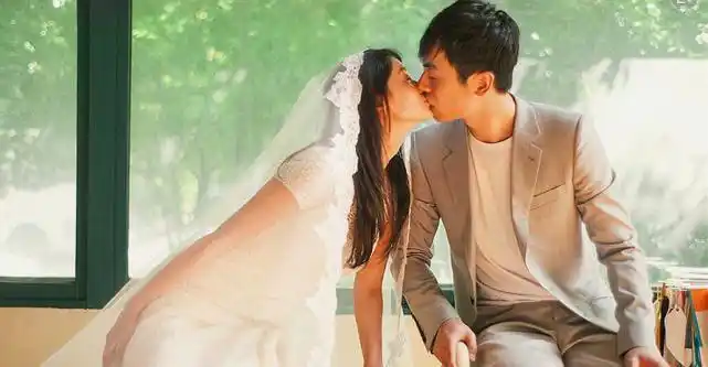 他真的就像她教导女儿口中的王子,不仅对他的公主一见钟情,还将一生