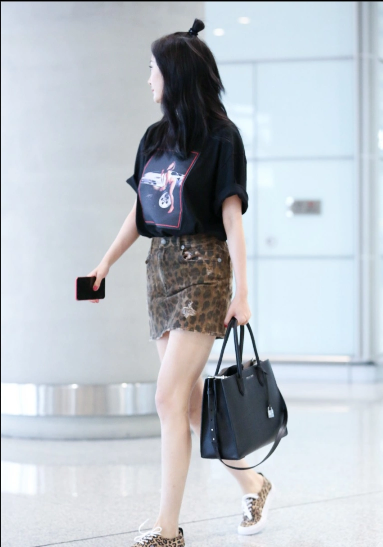 杨幂身穿黑色t恤豹纹短裙现身机场 扎着小揪揪显得活力四射