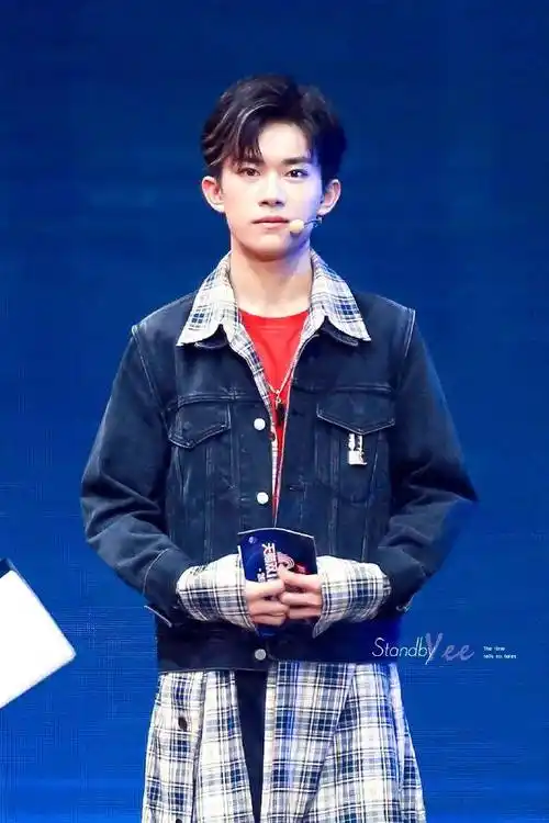 易烊千玺的小卷发也是假发,风一吹,假发的两边就露在外面_大拇指_电影