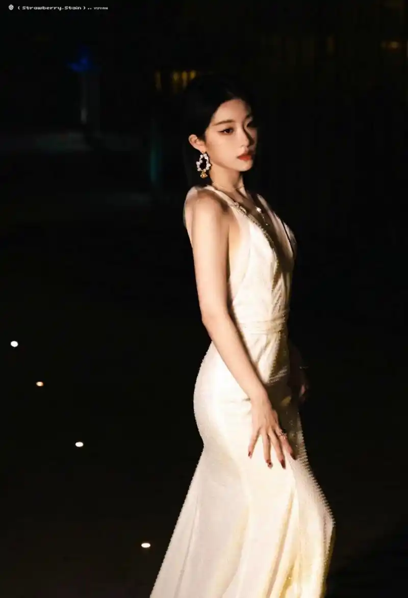 这腰臀比真的就太赞了#腰臀比# #喻言# #喻言身材