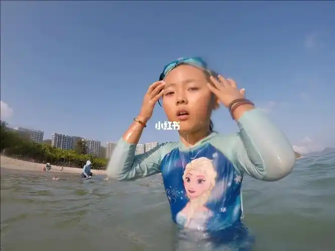 七岁女孩第一次下海游泳