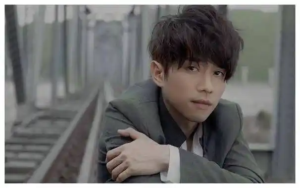 原创张栋梁反向爆改网友现场惊叹明星爆改大揭秘侧目一观