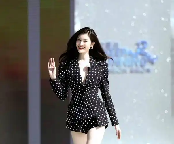 在众多猜测中,陈伟霆和女友何穗的成为了意外之喜.