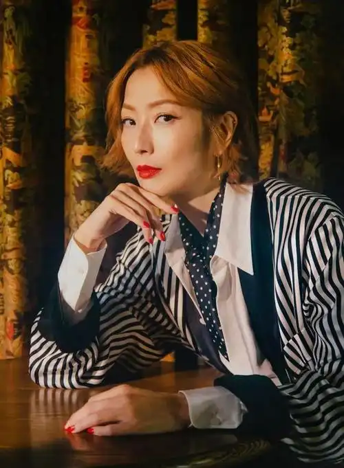 天后郑秀文时尚杂志封面大片,年届50终身美丽|黑白配|音乐_网易订阅