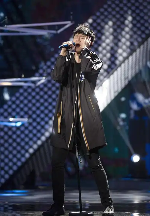 奶爸男神张杰时尚潮流舞台照