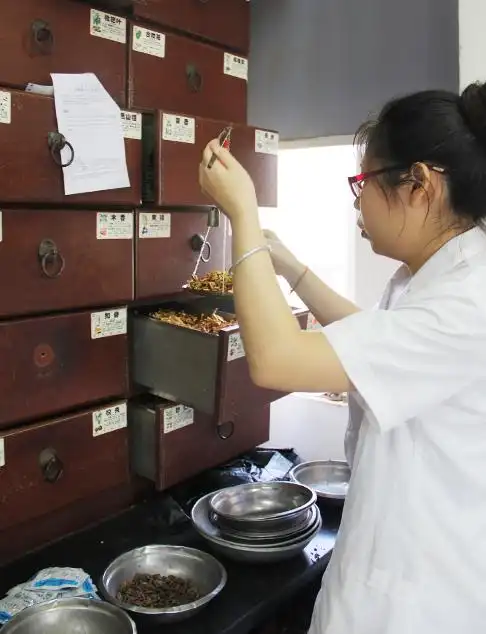 三亚市中医院中药房:用背后的默默付出服务好患友就医的最后一环