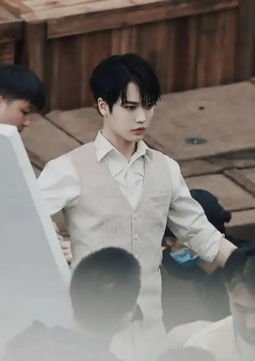 一见倾心制服剧照#林彦俊《一见倾心》湿发照!