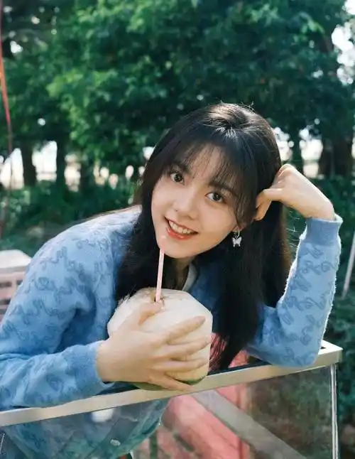 然而她却不似外表的柔弱大眼睛的乖巧可爱的萌萌女孩,大概是赵今麦给