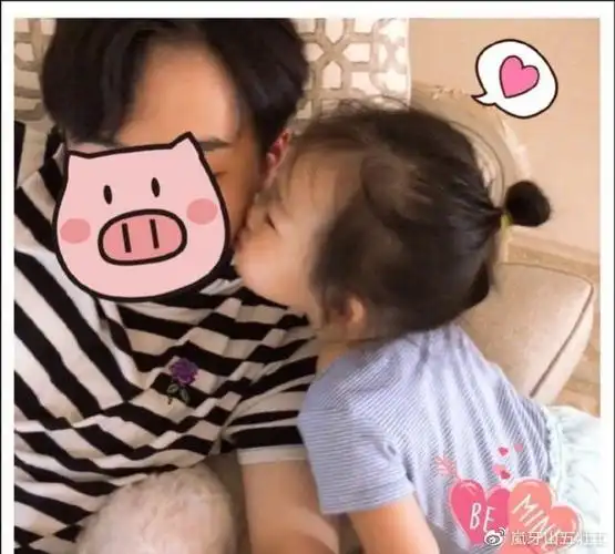 伊能静晒儿子和女儿合照兄妹俩画面好甜米粒轻轻吻哥哥的脸颊