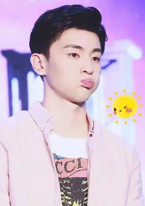 7位男明星嘟嘴合集!王一博肖战有夫妻脸,邓伦撒娇像萌娃