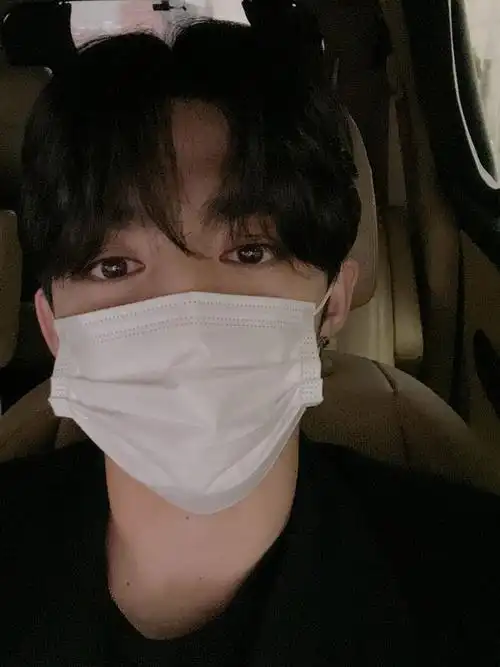 有没有帅哥们戴口罩的自拍