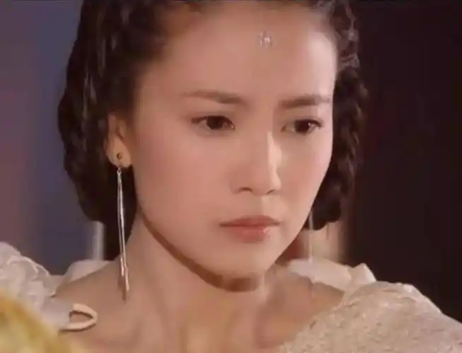 《天龙八部》中的李碧云,身着白色衣衫,眉目甚美好像落入尘世间的精灵