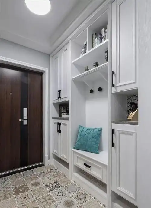 在面积允许的情况下,可以选择一面墙做立式衣柜 鞋柜嵌入墙体的设计.