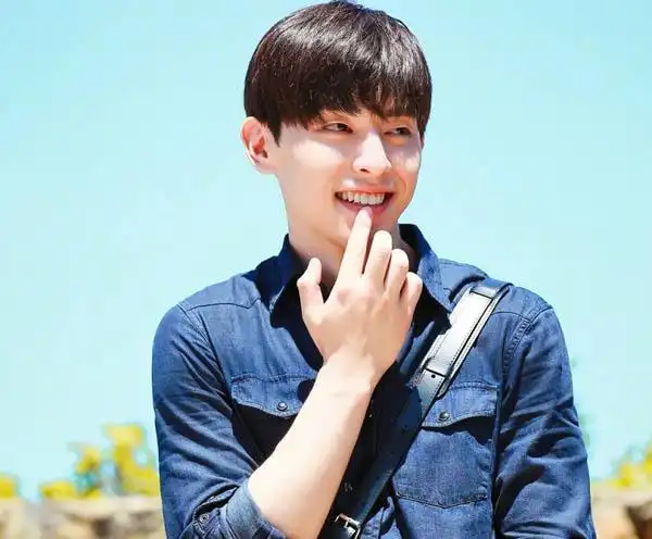 邓伦惨被小山竹打脸     作为唯一的实习奶爸,他以一连串或嘟嘴无辜