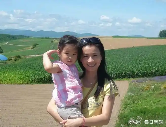 张庭女儿母亲节发儿时图片满满感动