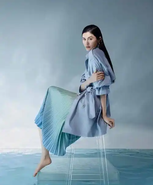 何穗是国际著名模特,凭借出色的身高优势和业务能力在模特界名利双收